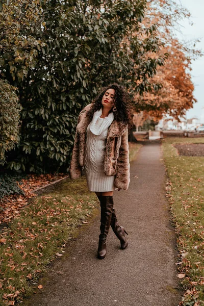 Portret van jong Brunette meisje met krullend haar — Stockfoto