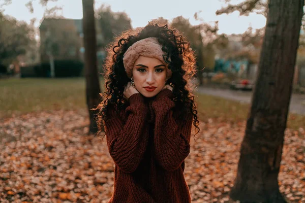 Portret van jong Brunette meisje met krullend haar — Stockfoto