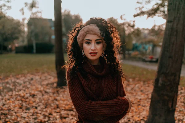 Portret van jong Brunette meisje met krullend haar — Stockfoto