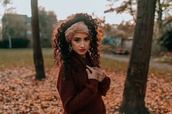 Portré fiatal barna lány göndör haj Stock Kép