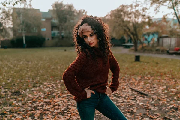 Portret van jong Brunette meisje met krullend haar — Stockfoto