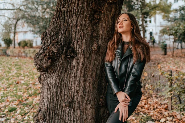 Retrato de chica morena joven con el pelo largo, Estilo de calle de moda — Foto de Stock