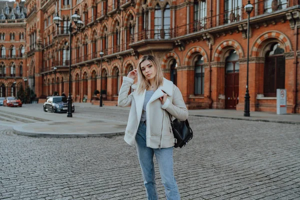 Portrét okouzlující mladé blondýny dívka, módní ulice styl — Stock fotografie