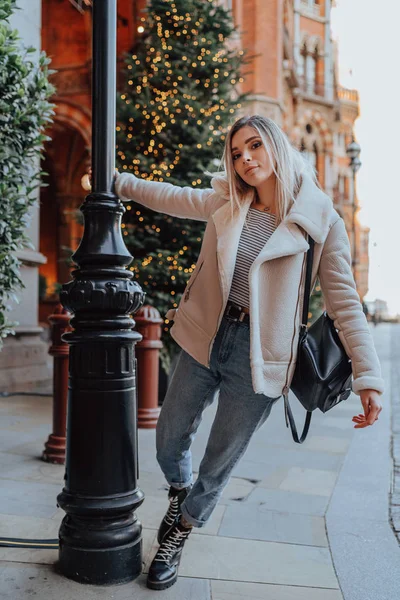 Retrato de la encantadora chica rubia joven, Estilo de calle de moda — Foto de Stock