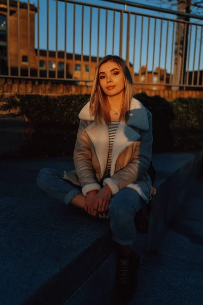 Portret uroczej młodej blondynki, styl Fashion Street — Zdjęcie stockowe