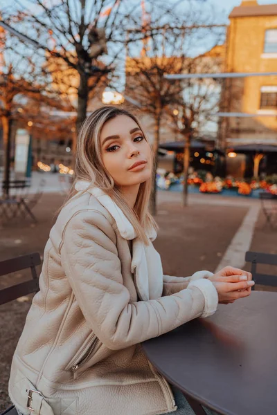 Portret uroczej młodej blondynki, styl Fashion Street — Zdjęcie stockowe