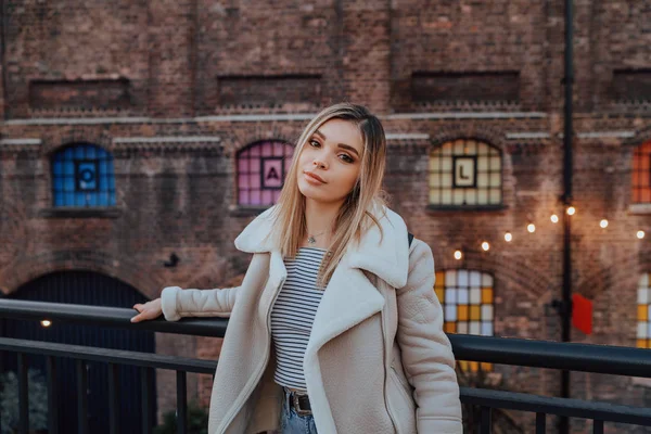 Portret uroczej młodej blondynki, styl Fashion Street — Zdjęcie stockowe