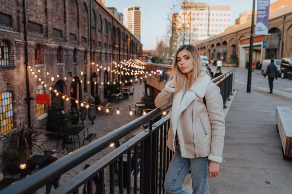 Portret uroczej młodej blondynki, styl Fashion Street — Zdjęcie stockowe