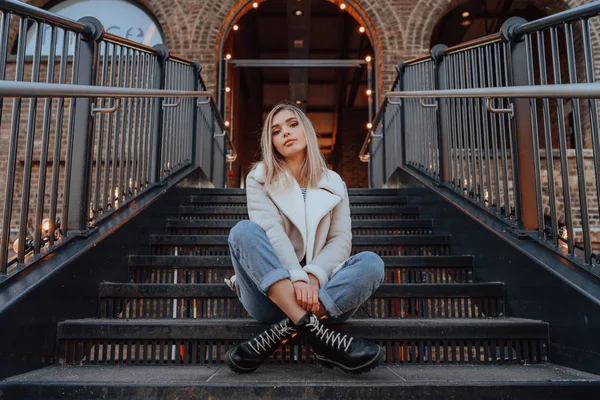 Retrato de la encantadora chica rubia joven, Estilo de calle de moda — Foto de Stock