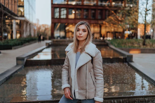 Portrét okouzlující mladé blondýny dívka, módní ulice styl — Stock fotografie