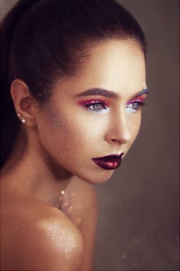 Genç güzel kız olarak parlayan, payetler yüzünde ile sanat makyaj. mükemmel cilt ve dudaklar. Yüzündeki sihir etkisi kavramı