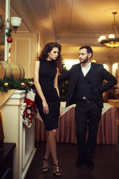 Κομψά μοντέρνα και πανέμορφο ζευγάρι κοντά το χριστουγεννιάτικο δέντρο. Αληθινή ρομαντικά συναισθήματα. χαρούμενες στιγμές ανάπαυσης χειμερινές διακοπές στο εστιατόριο. Εποχιακοί Χαιρετισμοί. έννοια της διαφήμισης με χώρο για κείμενο — Φωτογραφία Αρχείου