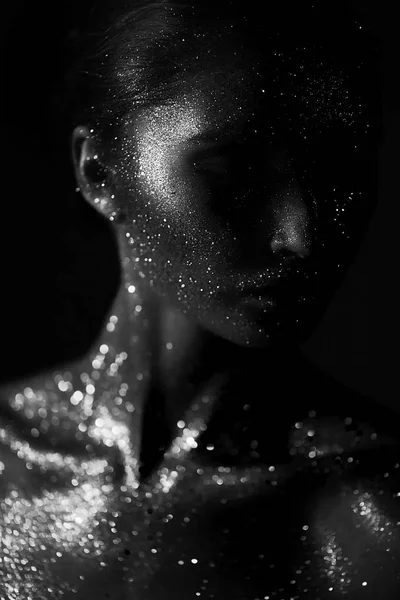 Maquillaje artístico.Retrato de mujer con maquillaje creativo, todos los oropeles de la cara, con lentejuelas brillantes. piel y labios perfectos. Concepto del efecto de las estrellas mágicas nocturnas en la cara —  Fotos de Stock