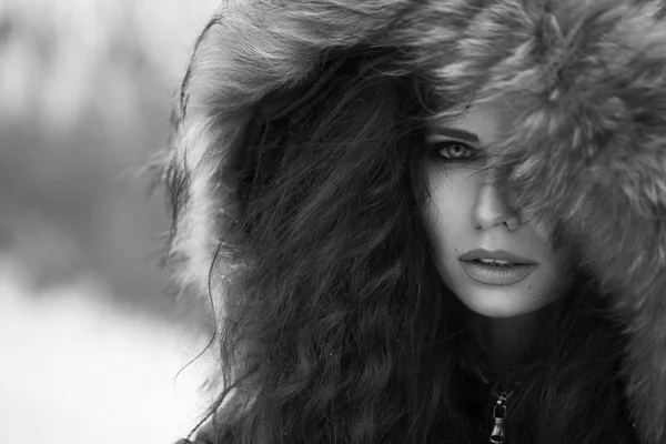 Utcai divat-stílus alkalmi ruhákat keres nőt walking park, meleg textúra prémes kapucnival a gyönyörű szexi modell, szép arc, vörös hajú modell luxus életmód téli naplemente háttér — Stock Fotó