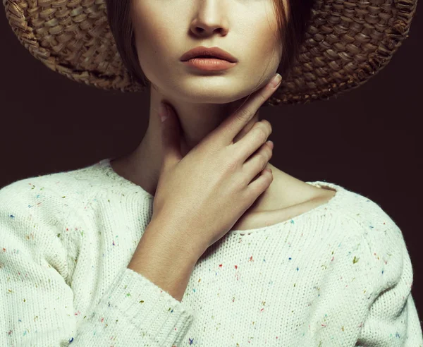 Estilo Hipster. Retrato elegante de uma jovem menina bonita vestindo pulôver de malha branca na moda e chapéu de palha, posando sobre fundo de chocolate retro. Estilo Vogue. Estúdio — Fotografia de Stock