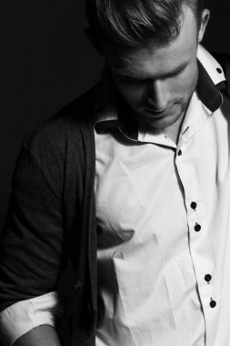 Genç yakışıklı erkek modeli Studio trendy kıyafetler giyiyor. Stüdyo çekimi