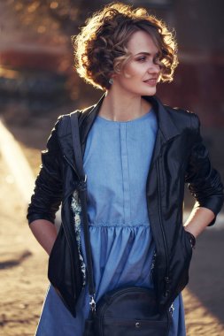 güzel sarışın genç kız üzerinde on sunset Caddesi'nde gülümseyen dişlerini diş teli ile