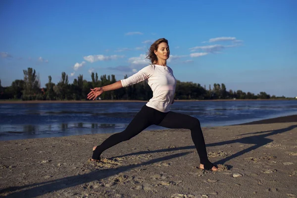 Serenidad y yoga practicando al atardecer, meditación — Foto de Stock