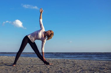 Gün batımında dinginlik ve yoga, meditasyon.