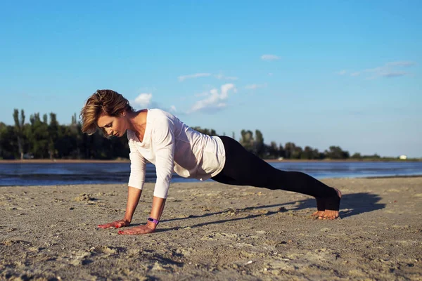 Serenity and yoga practicing at sunset, meditation — Stock Photo, Image