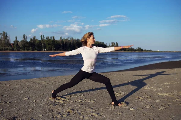 Serenity and yoga practicing at sunset, meditation — Stock Photo, Image