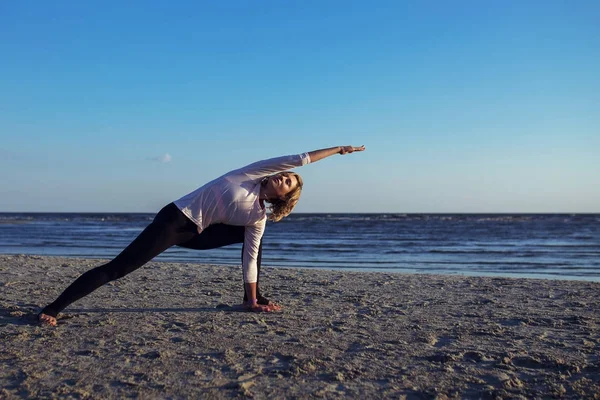 Serenity and yoga practicing at sunset, meditation — Stock Photo, Image