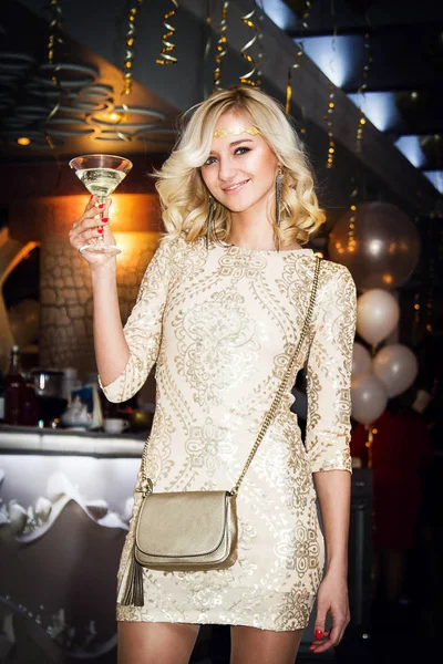 Parti insanlar kavramı. Mutlu ve güzel zarif kadın ve erkekte Restoran duygusal portre. Styllish giyim ve mükemmel saç kesimi. Kapalı atış