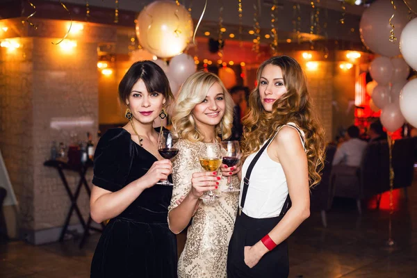 Parti insanlar kavramı. Mutlu ve güzel zarif kadın ve erkekte Restoran duygusal portre. Styllish giyim ve mükemmel saç kesimi. Kapalı atış