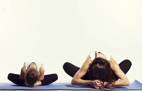 Madre e hijo haciendo yoga (ejercicios deportivos), divertirse y pasar un buen rato juntos. aislado en blanco. el concepto de un estilo de vida saludable — Foto de Stock