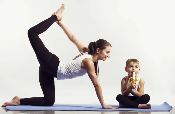 Matka i syn robi joga (ćwiczenia sportowe), zabawy i spędzić miło czas ze sobą. na białym tle. pojęcie zdrowego stylu życia — Zdjęcie stockowe