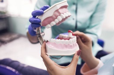  Diş sağlığı kliniği. Güzel genç bayan diş kontrolü için dişçiye gidiyor.