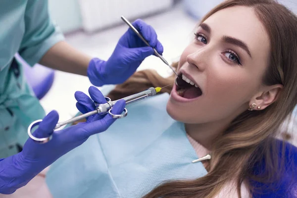 Zubař Vybírá Položky Analgetika Před Zákrokem Zubařské Vybavení Zubní Nářadí — Stock fotografie