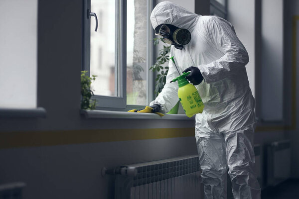 Очистка и дезинфекция в городском комплексе в условиях эпидемии коронавируса. Профессиональные команды для дезинфекции. Превентивная инфекция и контроль над ней. Защитный костюм и маска