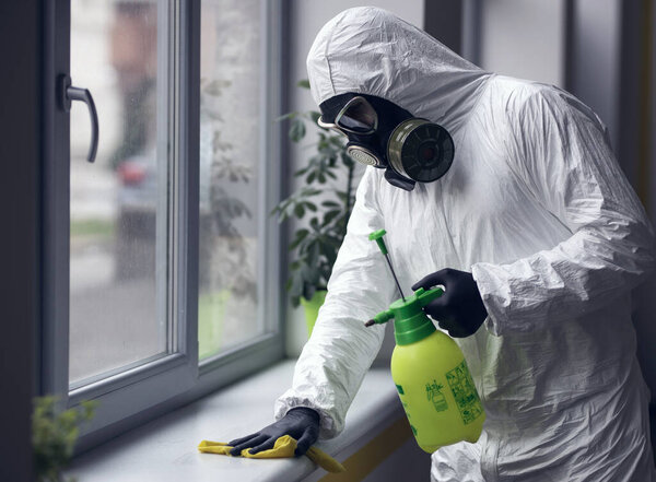 Очистка и дезинфекция в городском комплексе в условиях эпидемии коронавируса. Профессиональные команды для дезинфекции. Превентивная инфекция и контроль над ней. Защитный костюм и маска