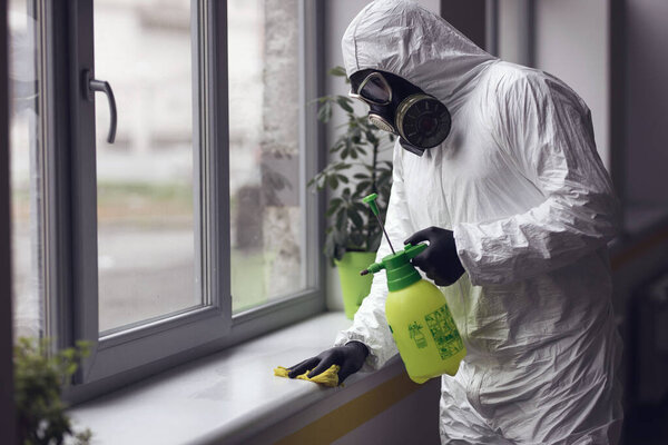 Очистка и дезинфекция в городском комплексе в условиях эпидемии коронавируса. Профессиональные команды для дезинфекции. Превентивная инфекция и контроль над ней. Защитный костюм и маска