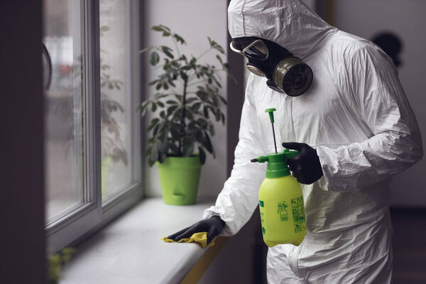 Очистка и дезинфекция в городском комплексе в условиях эпидемии коронавируса. Профессиональные команды для дезинфекции. Превентивная инфекция и контроль над ней. Защитный костюм и маска