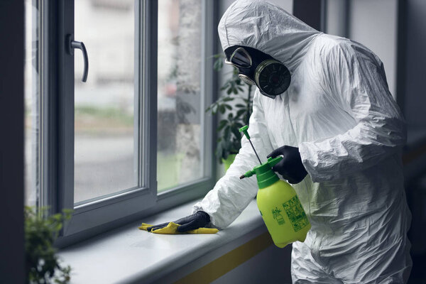 Очистка и дезинфекция в городском комплексе в условиях эпидемии коронавируса. Профессиональные команды для дезинфекции. Превентивная инфекция и контроль над ней. Защитный костюм и маска