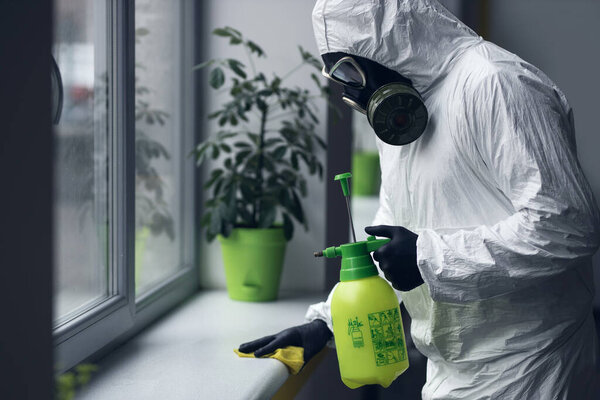 Очистка и дезинфекция в городском комплексе в условиях эпидемии коронавируса. Профессиональные команды для дезинфекции. Превентивная инфекция и контроль над ней. Защитный костюм и маска
