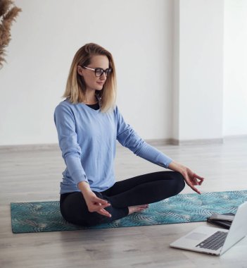 Kadınlar evde yoga yapıyor (spor egzersizleri), eğleniyor, iyi vakit geçiriyor. Beyaz üzerine izole edilmiş. Sağlıklı yaşam tarzı kavramı. Karantinaya alınmış spor hayatı ve eğitim
