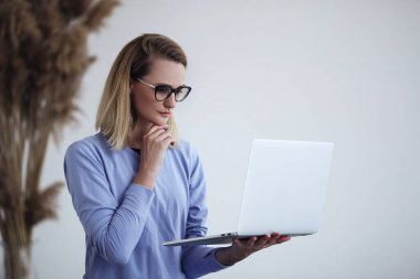 Kadınlar evde yoga yapıyor (spor egzersizleri), eğleniyor, iyi vakit geçiriyor. Beyaz üzerine izole edilmiş. Sağlıklı yaşam tarzı kavramı. Karantinaya alınmış spor hayatı ve eğitim