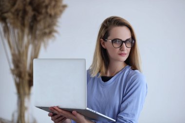 Kadınlar evde yoga yapıyor (spor egzersizleri), eğleniyor, iyi vakit geçiriyor. Beyaz üzerine izole edilmiş. Sağlıklı yaşam tarzı kavramı. Karantinaya alınmış spor hayatı ve eğitim