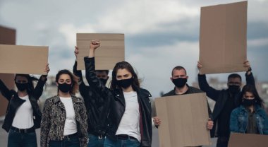Çeşitli insanlar boş tabelayla protesto ediyor. İnsan haklarını, özgürlüğü ve ırkçı inançları protesto etmek