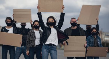 Çeşitli insanlar boş tabelayla protesto ediyor. İnsan haklarını, özgürlüğü ve ırkçı inançları protesto etmek