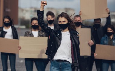 Çeşitli insanlar boş tabelayla protesto ediyor. İnsan haklarını, özgürlüğü ve ırkçı inançları protesto etmek