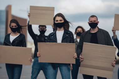 Çeşitli insanlar boş tabelayla protesto ediyor. İnsan haklarını, özgürlüğü ve ırkçı inançları protesto etmek