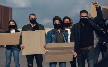Çeşitli insanlar boş tabelayla protesto ediyor. İnsan haklarını, özgürlüğü ve ırkçı inançları protesto etmek