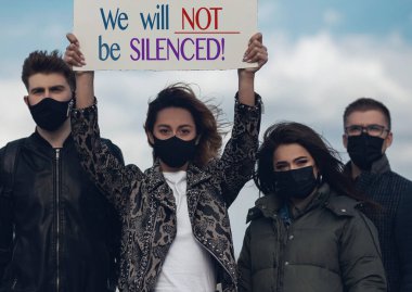 Çeşitli insanlar boş tabelayla protesto ediyor. İnsan haklarını, özgürlüğü ve ırkçı inançları protesto etmek