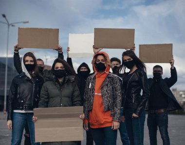 Çeşitli insanlar boş tabelayla protesto ediyor. İnsan haklarını, özgürlüğü ve ırkçı inançları protesto etmek