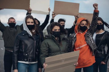 Çeşitli insanlar boş tabelayla protesto ediyor. İnsan haklarını, özgürlüğü ve ırkçı inançları protesto etmek
