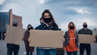 Çeşitli insanlar boş tabelayla protesto ediyor. İnsan haklarını, özgürlüğü ve ırkçı inançları protesto etmek